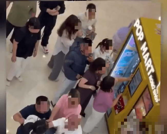 網傳泡泡瑪特自動販賣機旁發生黃牛黨打人事件。 網傳泡泡瑪特自動販賣機旁發生黃牛黨打人事件。