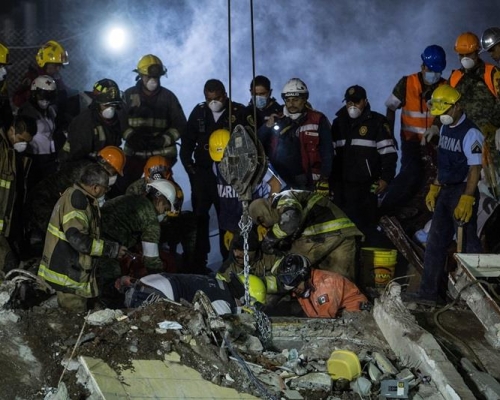 救援人员在场拯救。网图