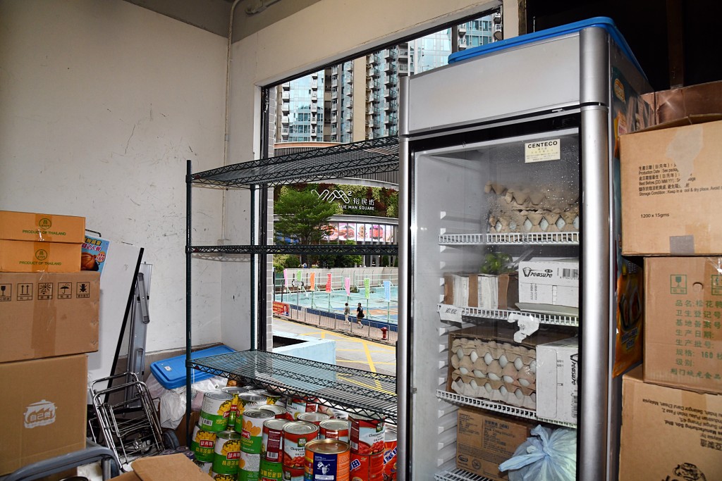 食店雜物房一塊玻璃窗甩脫。徐裕民攝 食店雜物房一塊玻璃窗甩脫。徐裕民攝