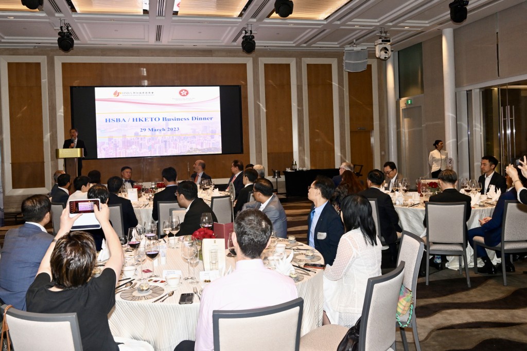 財政司司長陳茂波三月二十九日展開新加坡訪問行程。圖示陳茂波與新加坡主要商會成員晚宴上致辭。（政府新聞處）