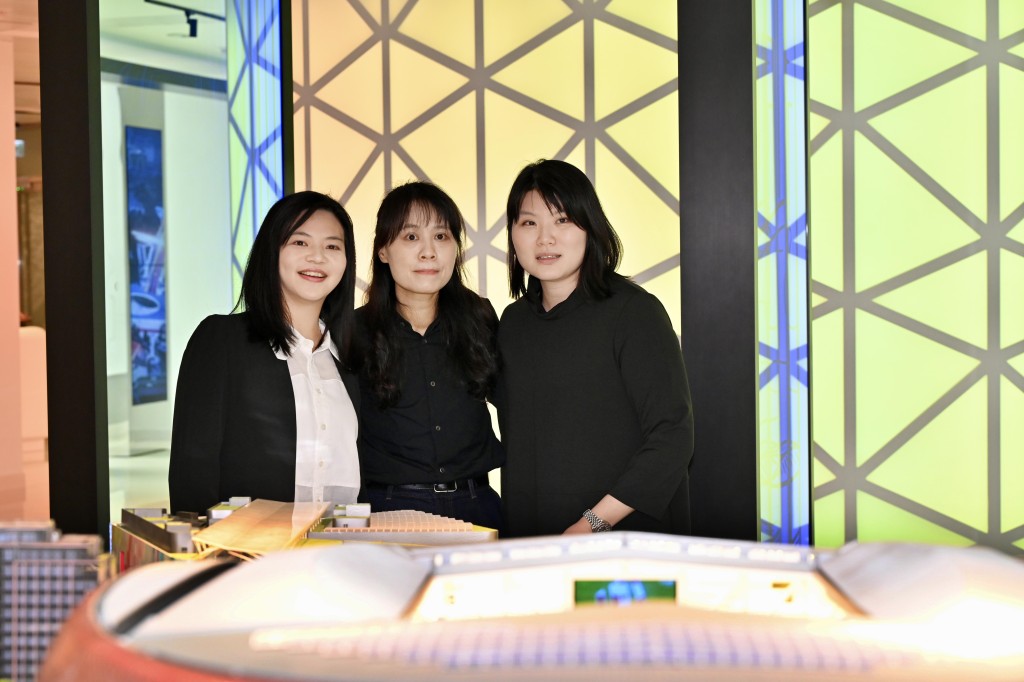 刘芷欣（左）、单懿欣（中）及周雅棋（右）三名女性通力合作，共同建设启德体育园。锺健华摄