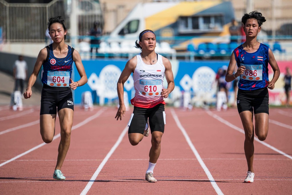 李紫桃(左)成功晋级女子100米决赛。亚洲田径总会图片