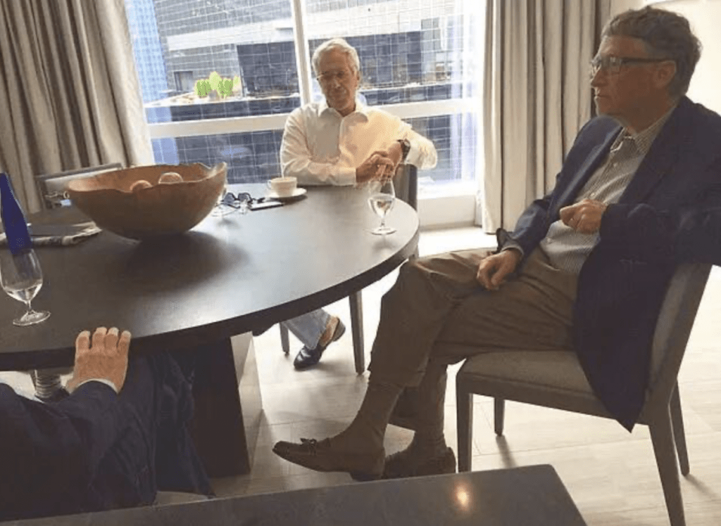 司法部檔案中有愛潑斯坦與蓋茨同場的照片。