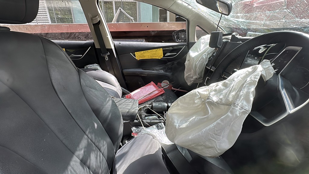 的士安全氣袋彈出。劉漢權攝 的士安全氣袋彈出。劉漢權攝