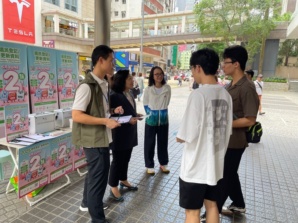 麥美娟到灣仔選民登記街站 呼籲青年人踴躍登記做選民 麥美娟到灣仔選民登記街站 呼籲青年人踴躍登記做選民