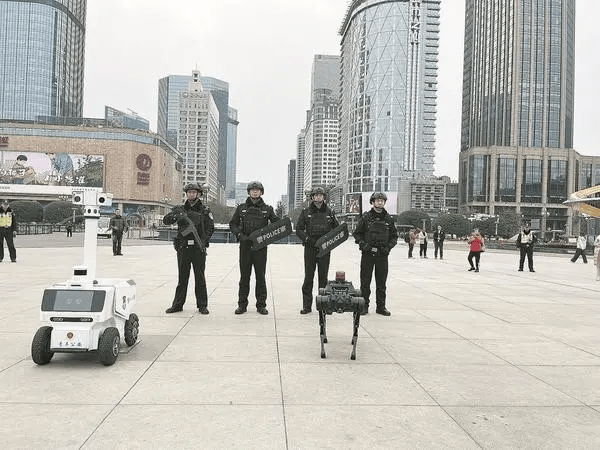 智能「机械狗」上街巡逻 ，充满科技感。