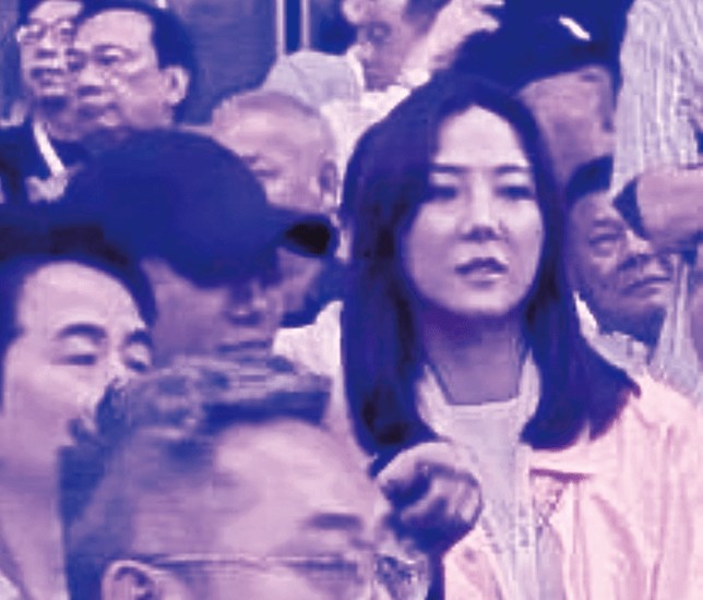 邱士縉與女友李炘頤糖黐豆。 邱士縉與女友李炘頤糖黐豆。