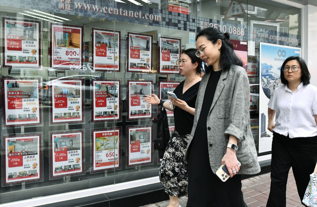 隨息口向下及經濟好轉,陳茂波相信市民置業興趣轉強。 隨息口向下及經濟好轉,陳茂波相信市民置業興趣轉強。
