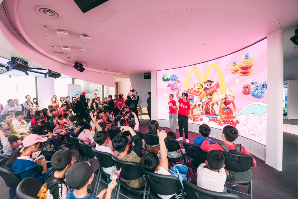 麥當勞義工隊與家庭大玩遊戲,在熱鬧氣氛中歡度佳節。參加者更獲贈開心樂園餐玩具及麥當勞利 是,把味美歡笑帶回家。 麥當勞義工隊與家庭大玩遊戲,在熱鬧氣氛中歡度佳節。參加者更獲贈開心樂園餐玩具及麥當勞利 是,把味美歡笑帶回家。
