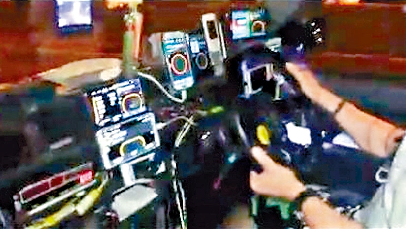 有的士車頭至少可見九部手機通訊。