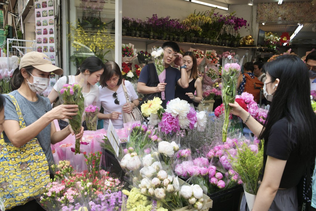 旺角花墟人流絡繹不絕，不少市民高溫天氣下依舊前來挑選花束贈予母親。陳浩元攝