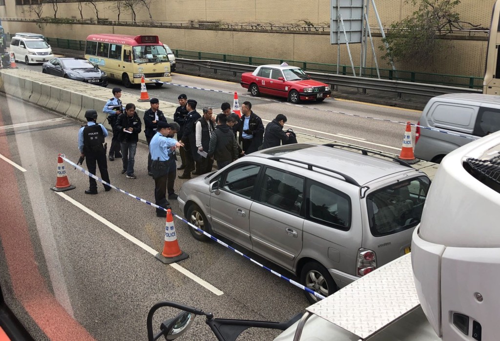 警方路障截查一輛七人車。