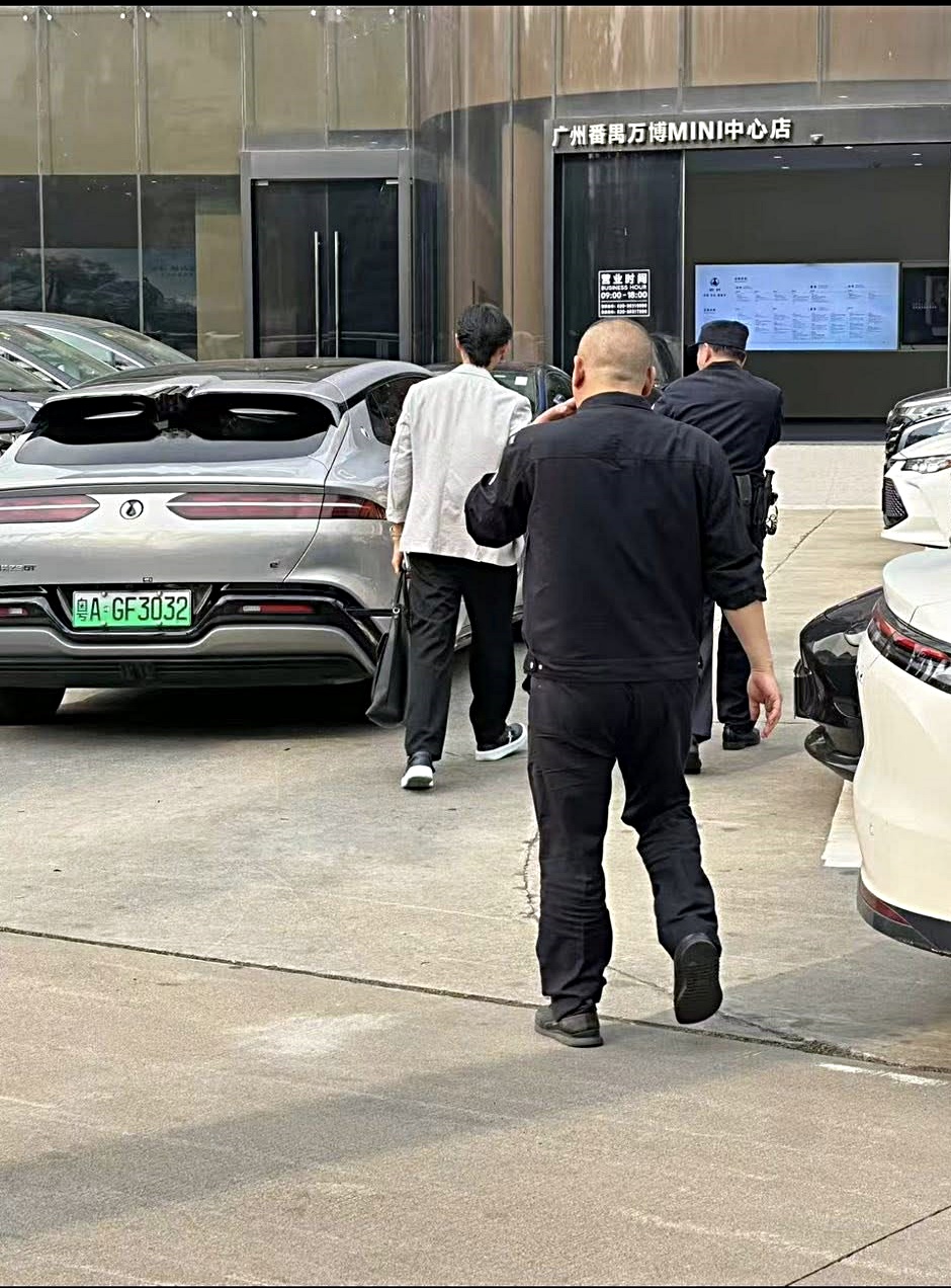 涉事香港司機在番禺看車時被捕。fb：車cam L（香港群組）