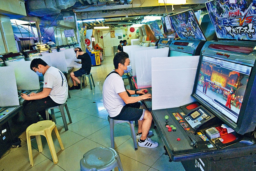 ■有遊戲機中心,場內不少人光顧,但所設分隔板略為過短,疑未能分隔打機者。
