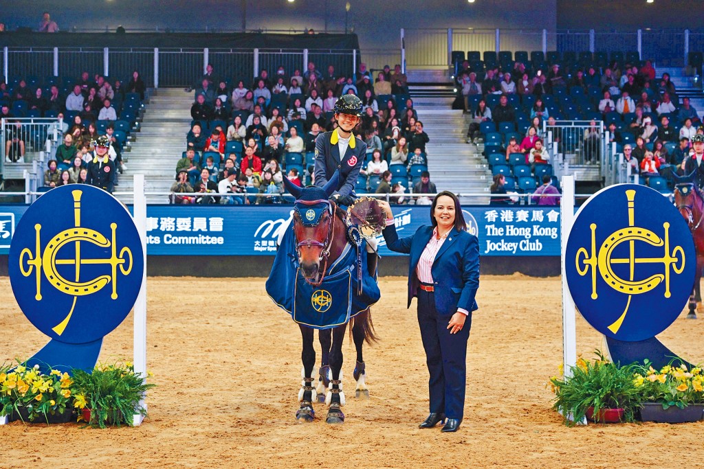 香港賽馬會青少年馬術隊代表王嘉莉奪得「香港賽馬會亞洲青年挑戰賽」全場總冠軍。