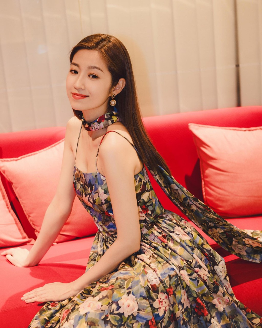 陈自瑶穿上吊带长裙。