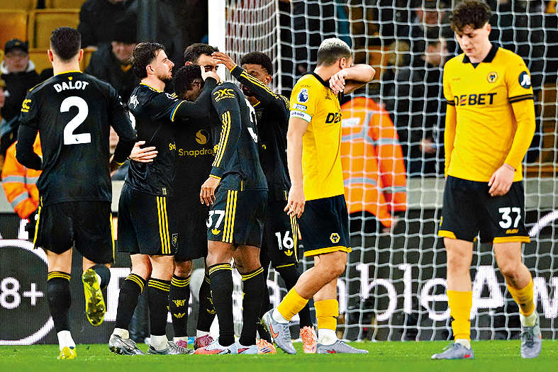 狼隊（黃衫）於15輪英超僅得2和13負。