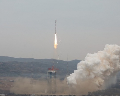 長征四號丙運載火箭搭載高分十二號衞星升空並順利進入預定軌道。(網圖)
