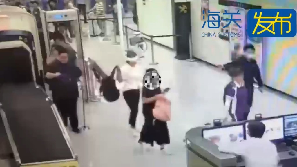 女子因步姿僵硬而被截。海關發布