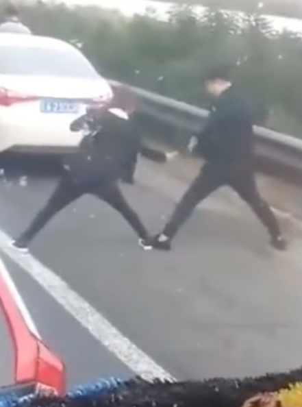 有人落車練武。
