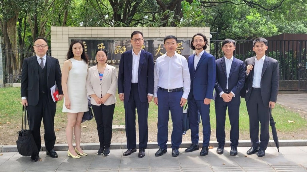 律師公會與華東政法大學簽訂《合作意向書》9月開辦首個全英語普通法課程,培訓上海涉外法律人才。