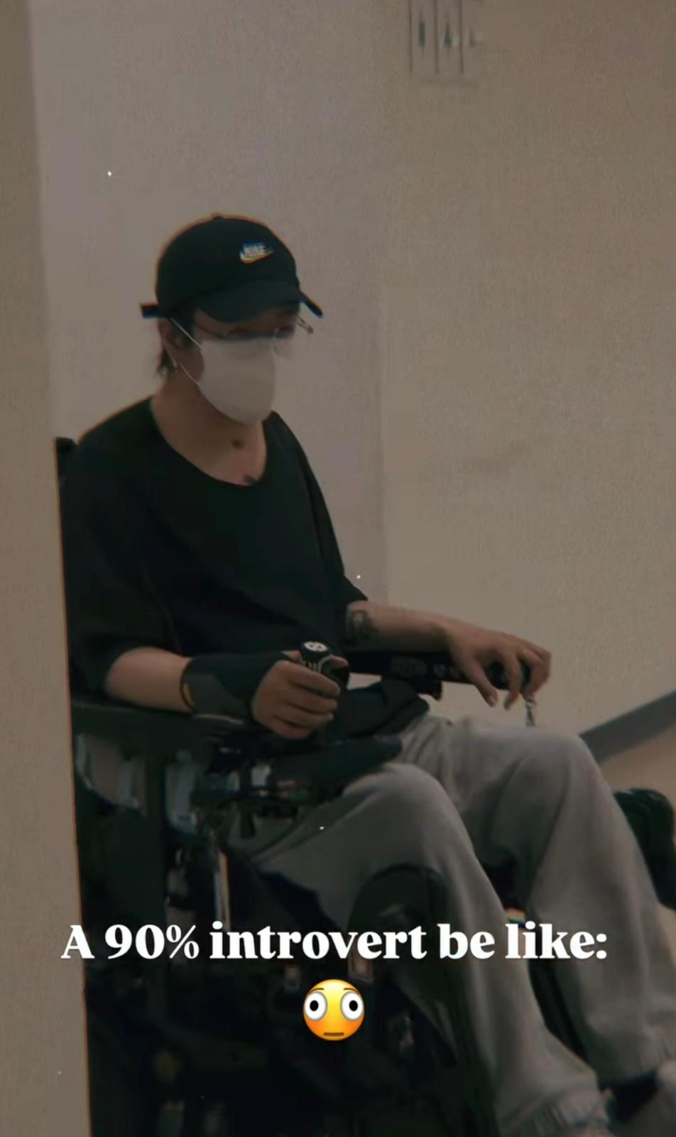 阿Mo以左手靈活駕馭輪椅。