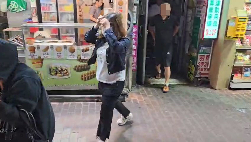 警方於旺角建興大廈拘捕多人。