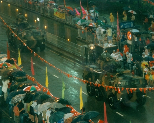 約四千名解放軍在黑色暴雨中進駐香港。資料圖片