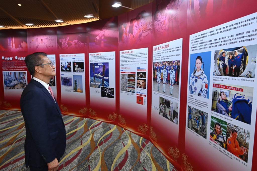 同日特區政府亦在港舉辦了「慶祝中國共產黨成立105周年活動」的啓動儀式，陳茂波參觀了相關展覽。陳茂波網誌