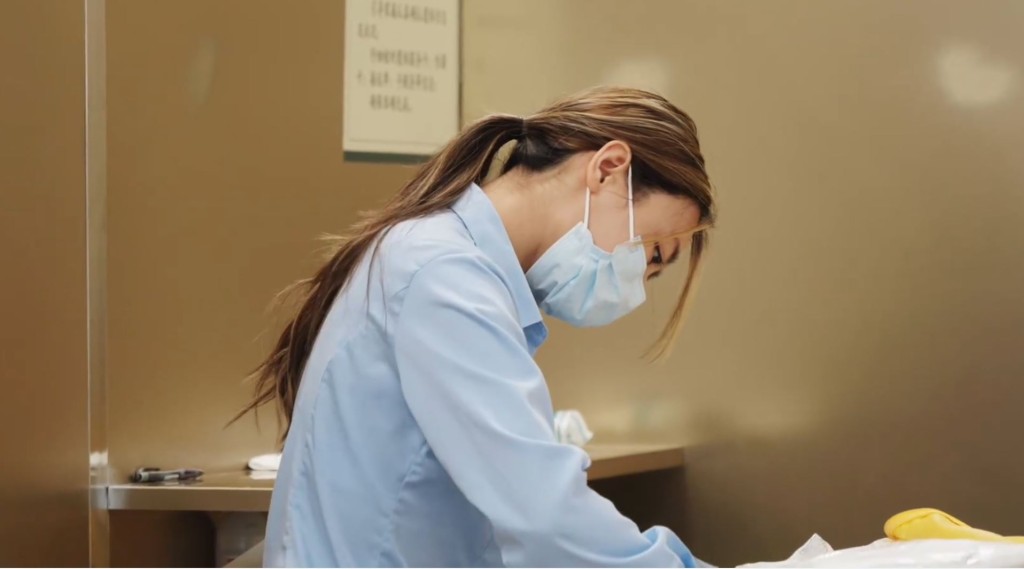 深圳年轻入殓师刘伶，认为陪伴逝者有尊严走毕生命最后一站很有意义。晶报