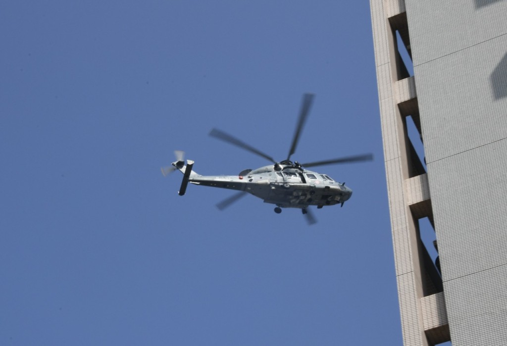 政府飞行服务队直升机将事主送院。（杨永亨摄）