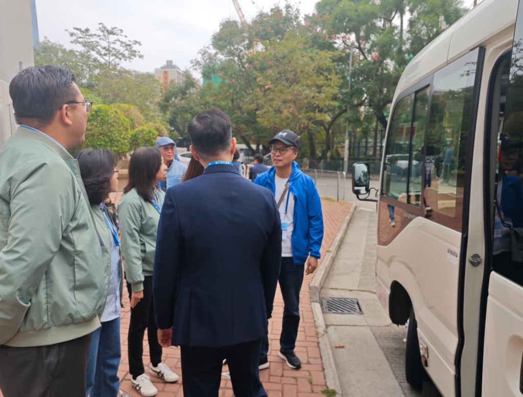 民青團隊了解由關愛隊提供、公務員協助的接駁交通服務的運作情況。麥美娟FB圖片