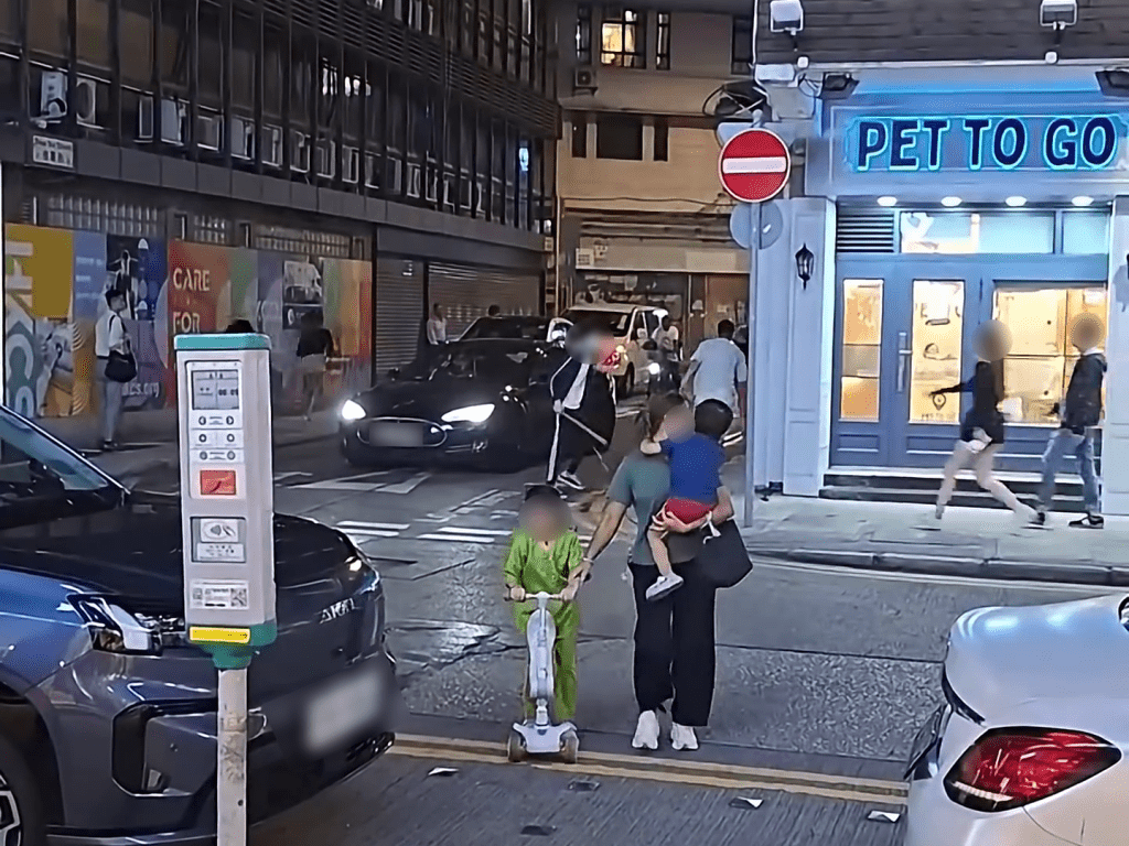 一名涉事男子持長棍。FB：車Cam L（香港群組）