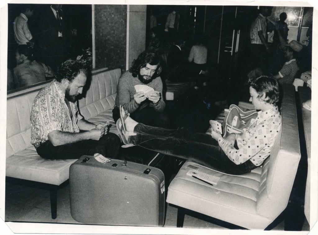 1974年旅客在启德机场候机室坐在沙发上玩扑克牌消磨时间。资料图片