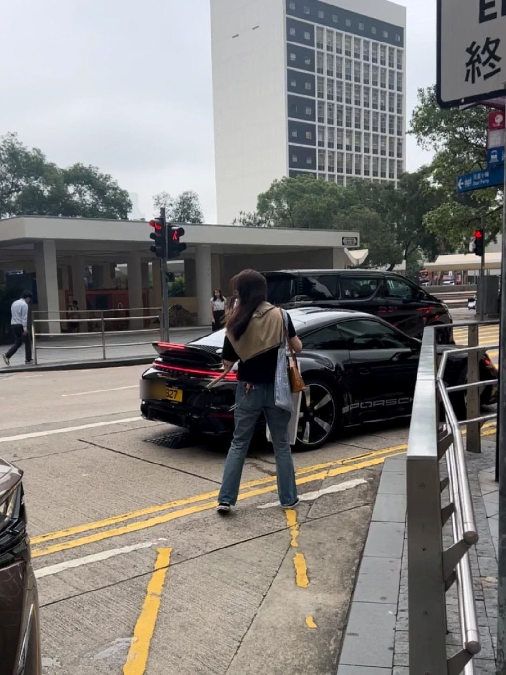 由于张智霖原本停的位置阻塞后面的车辆，他只好把车停在转弯位置等老婆。