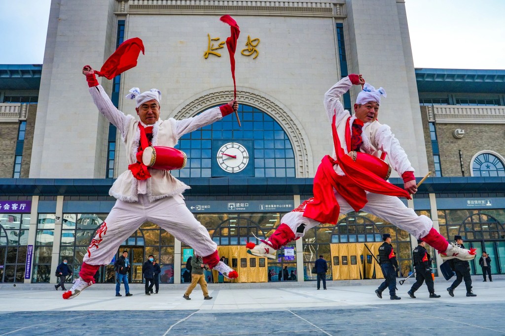 西安至革命老區延安（簡稱西延高鐵）的首條高鐵正式開通運營。新華社