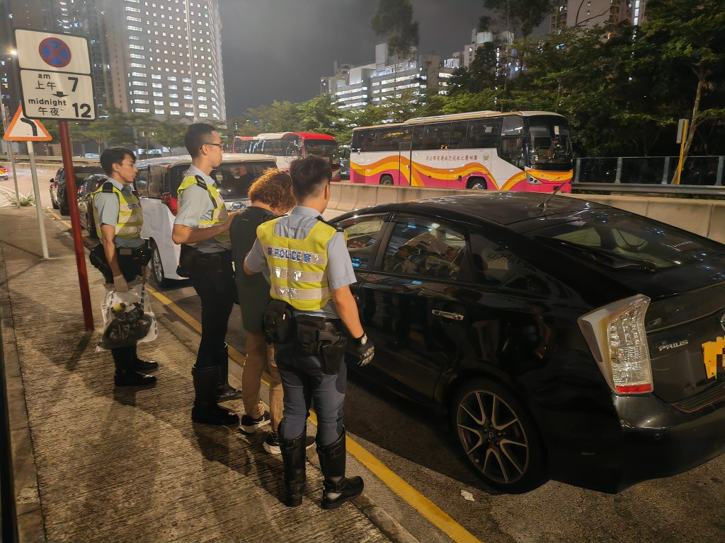 警東九龍打擊酒駕及非法賽車共拘7司機 其中2人高速車群中穿插涉危駕。警方圖片 警東九龍打擊酒駕及非法賽車共拘7司機 其中2人高速車群中穿插涉危駕。警方圖片