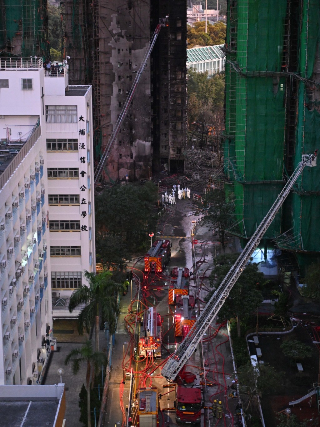 警方災難遇害者辨認組進入火場。蘇正謙攝 警方災難遇害者辨認組進入火場。蘇正謙攝