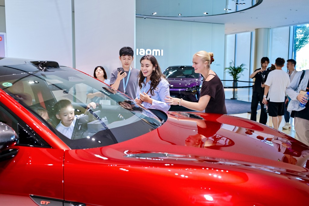 美國青年走訪亦莊機器人大世界及小米汽車工廠,近距離了解人形機器人、智能製造及創新科技發展,感受中國創新發展的蓬勃活力。 美國青年走訪亦莊機器人大世界及小米汽車工廠,近距離了解人形機器人、智能製造及創新科技發展,感受中國創新發展的蓬勃活力。