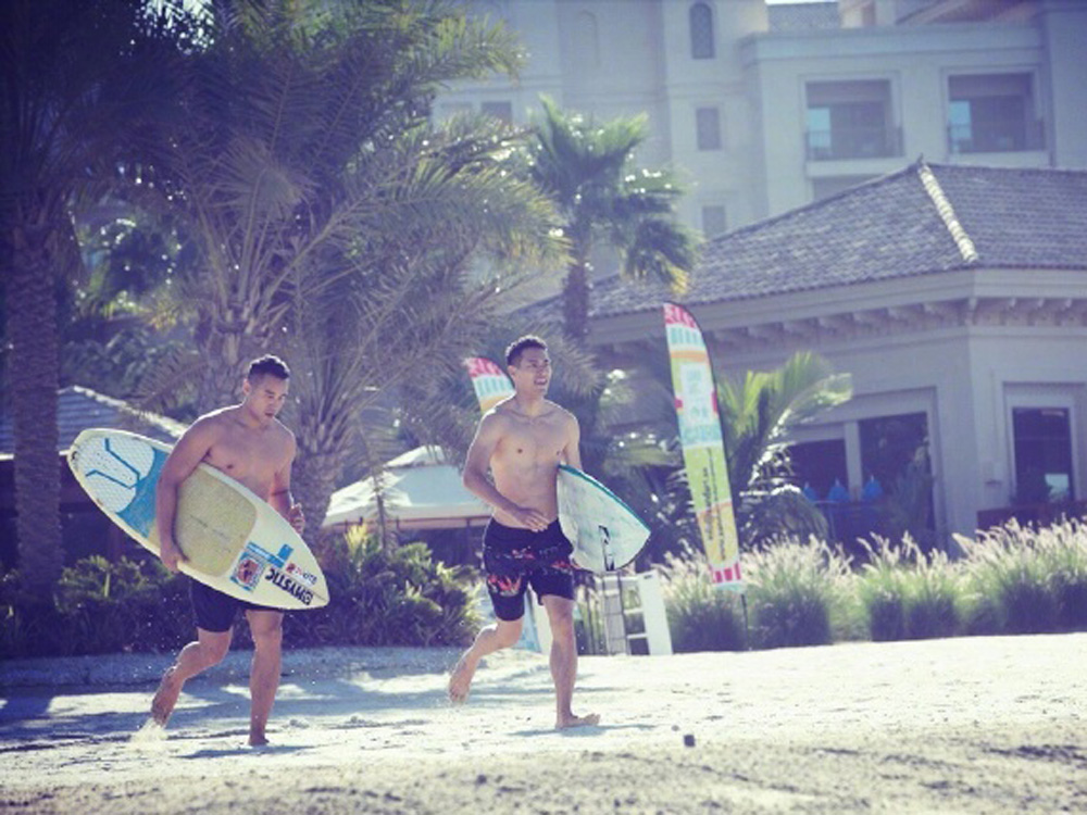 兩大男神在沙灘大晒肌肉。