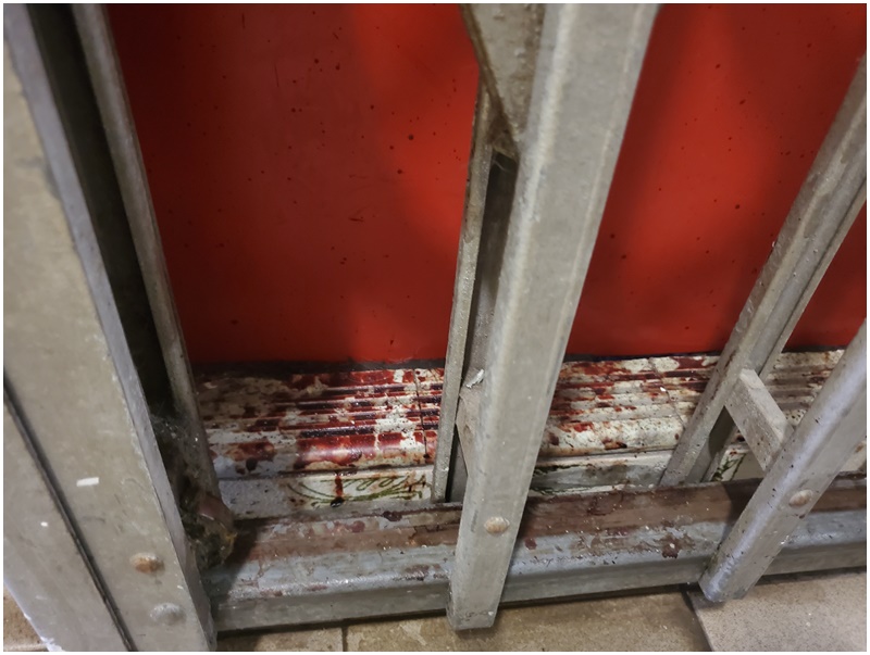 竹園南邨華園樓1557室的兇殺事件於今年6月發生,走廊滿佈血漬。資料圖片