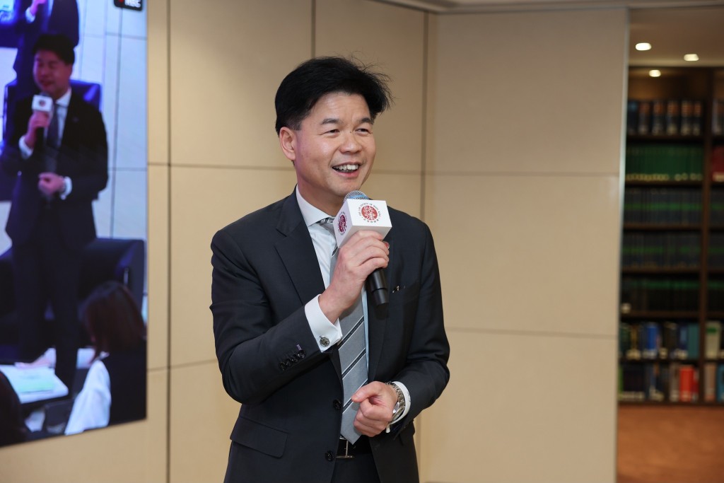 香港律師會會長湯文龍在開場致辭時表示,「法治是最好的營商環境」,強調法律制度在保障市場秩序、促進經濟發展及支援跨境合作方面的基礎性作用。 香港律師會會長湯文龍在開場致辭時表示,「法治是最好的營商環境」,強調法律制度在保障市場秩序、促進經濟發展及支援跨境合作方面的基礎性作用。