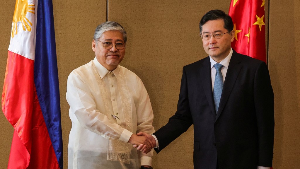 秦刚在马尼拉与菲律宾外长马纳罗会面。 路透社