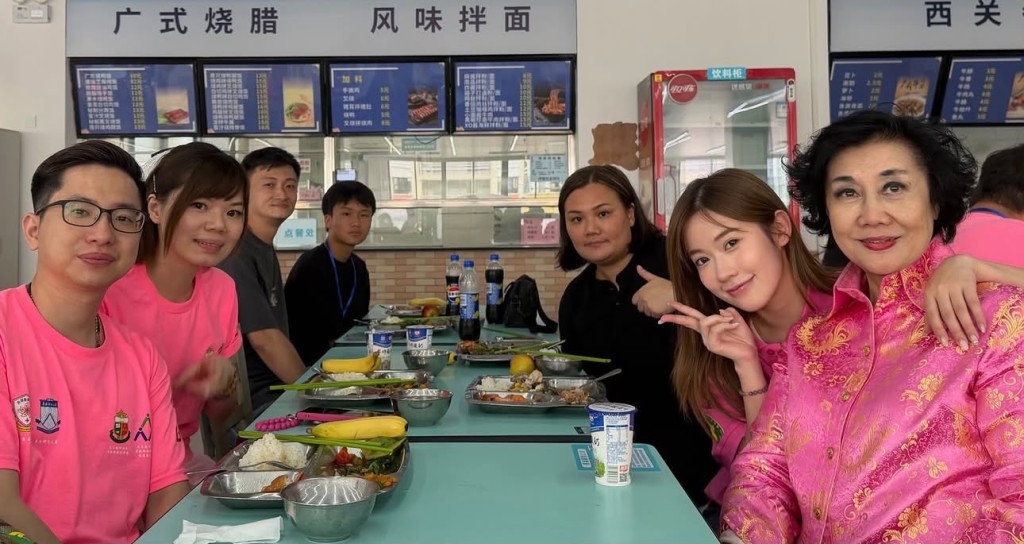 波波與多名師生和家長同行。