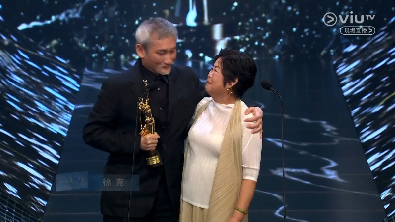 第42屆香港電影金像獎專業精神獎由導演徐克頒發給得主唐萍。