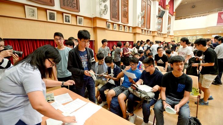 政府亦會透過不同國際和內地教育展覽和活動,向各界推廣文憑試在國際上的認受性。 政府亦會透過不同國際和內地教育展覽和活動,向各界推廣文憑試在國際上的認受性。