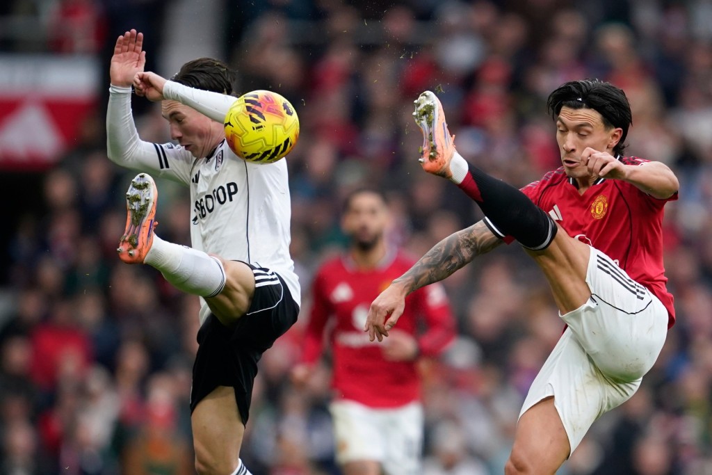 由於迪歷特需養傷，利辛度馬天尼斯對曼聯後防更顯重要性。（美聯社）