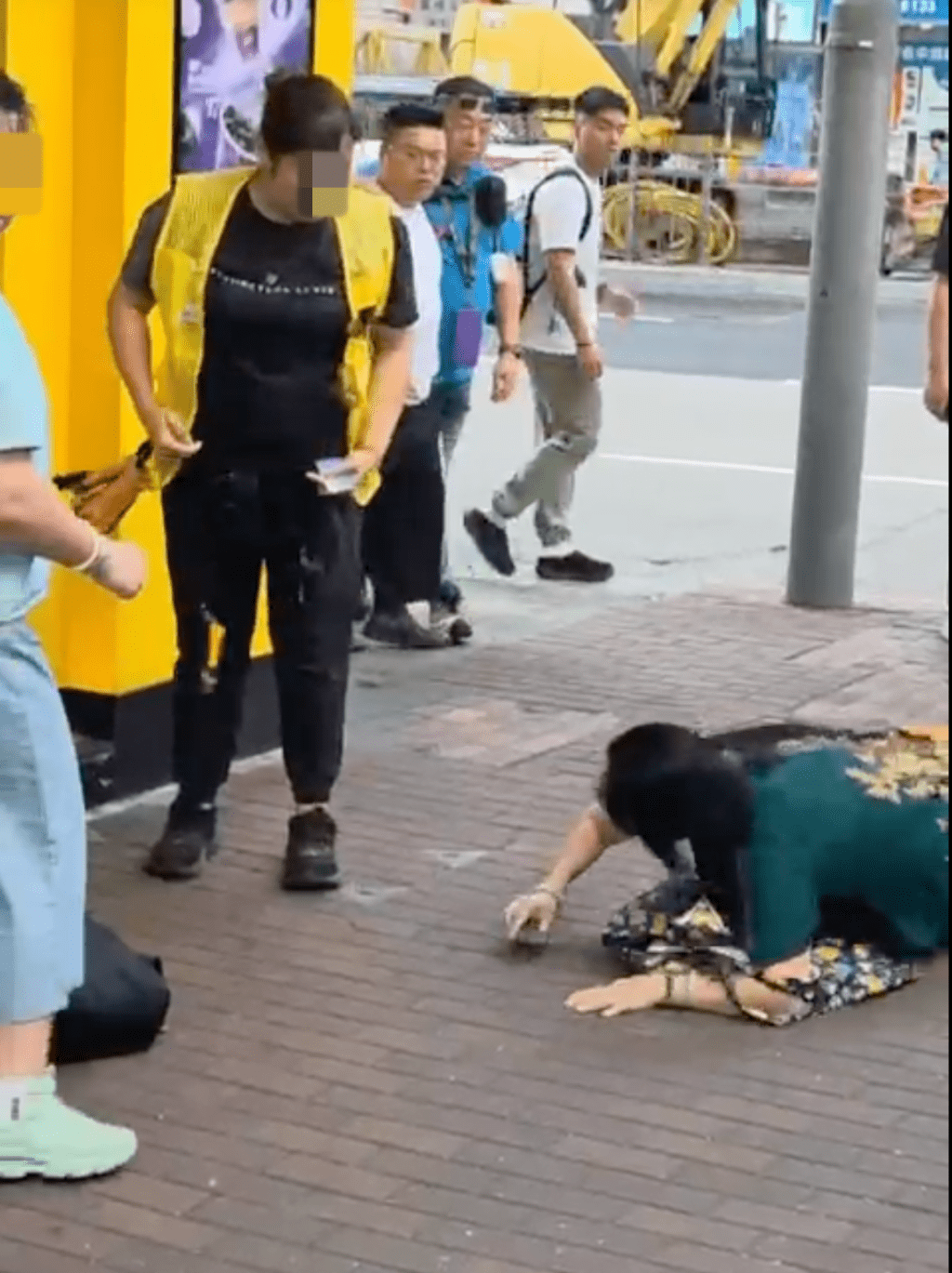 混亂之際，有人高聲質問「排唔排隊呀？」。Threads@okkelvin 影片截圖