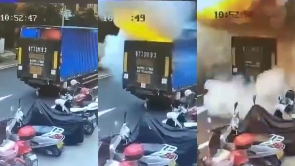 货车瞬间爆炸被火光浓烟吞噬。