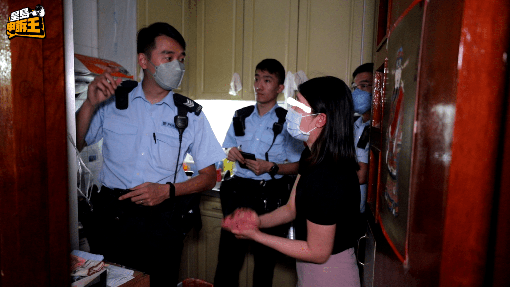 數名警員接報到場後，即時在周小姐單位內的廚房視察該棚架位置，又先後在屋內及從大廈外視察以作跟進。